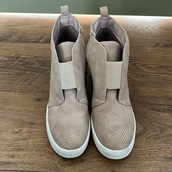 Tan Wedged Shoes - Picture 3 of 4